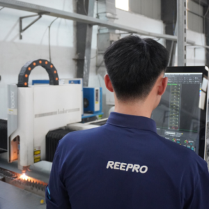 Máy cắt hiện đại phục vụ sản xuất fitting tại REEPRO